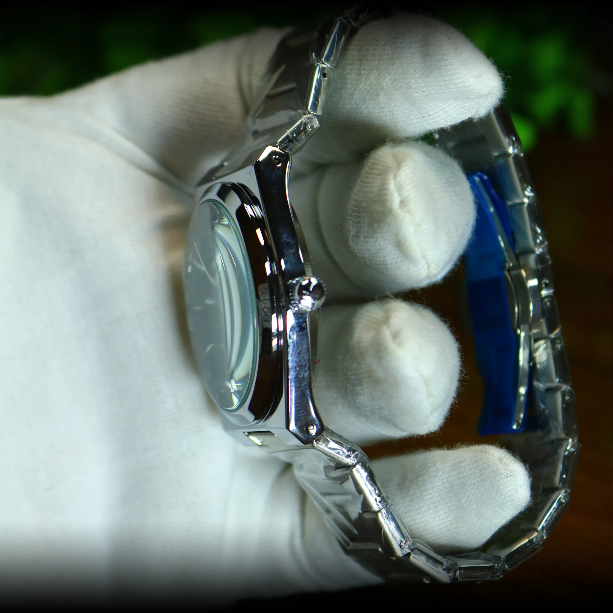Precision quartz movement side profile