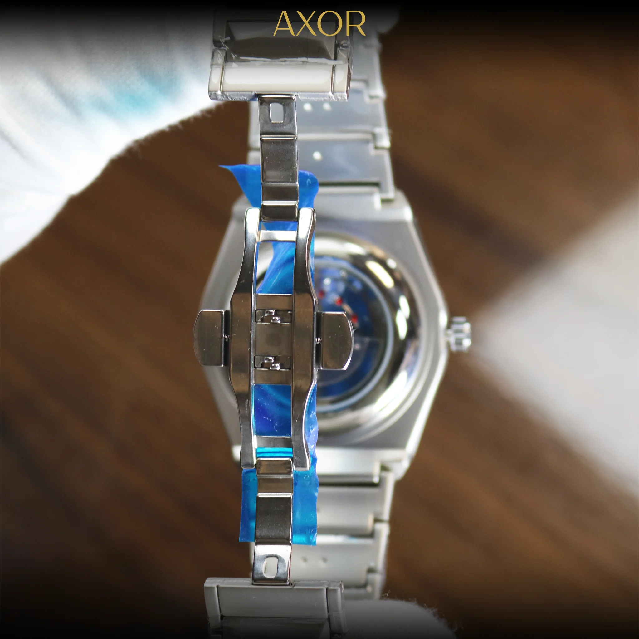 Integrated rubber strap for ergonomic comfort