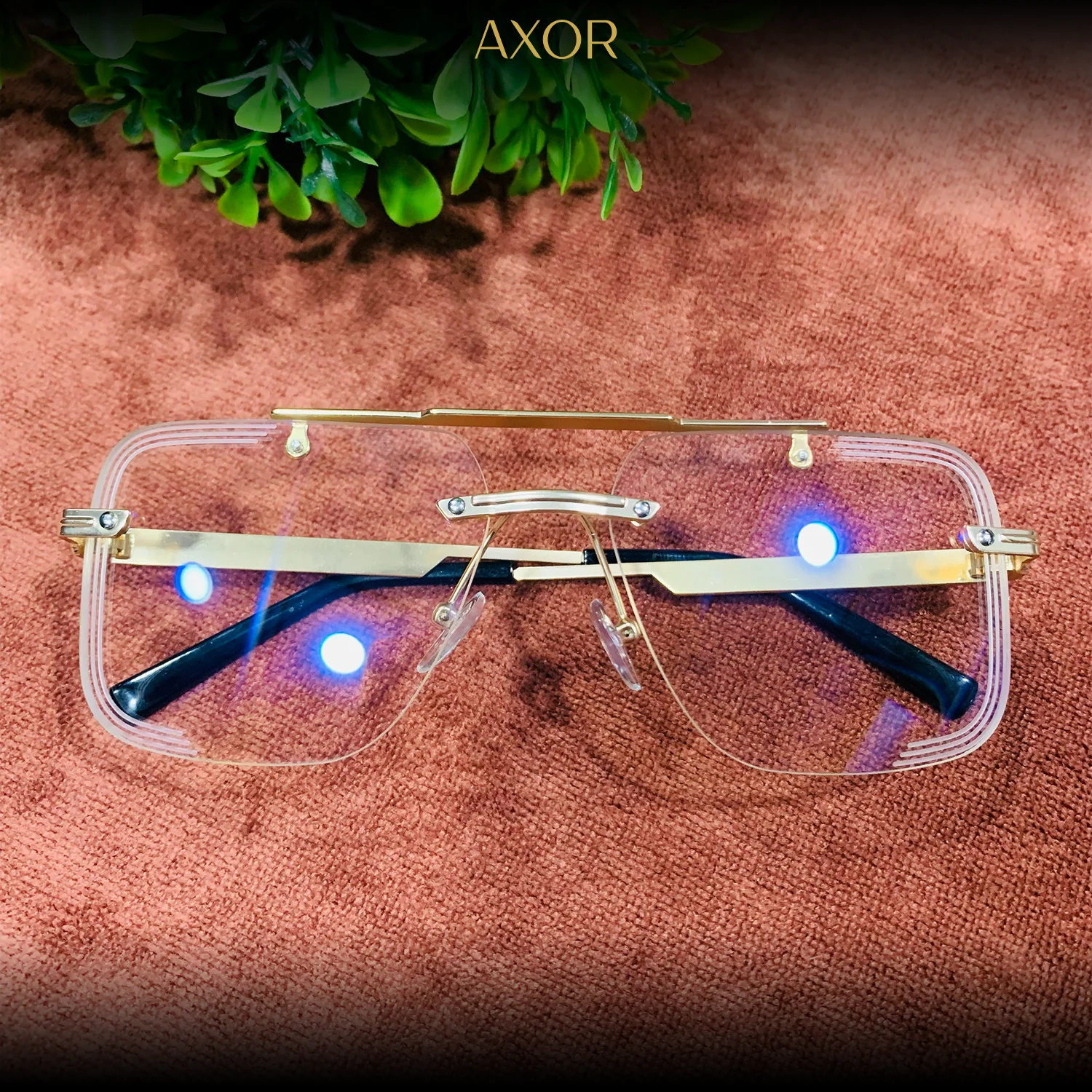 Photochromic lenses transitioning demonstration